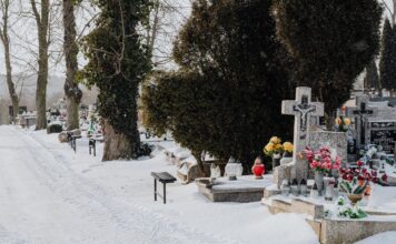 Nagrobki pojedyncze i podwójne – czym się kierować przy wyborze? zakład kamieniarski w Mińsku Mazowieckim